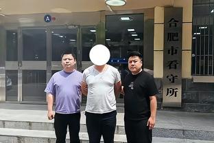 镜报：滕哈赫面临更衣室问题，一些球员认为他的顽固立场是错的